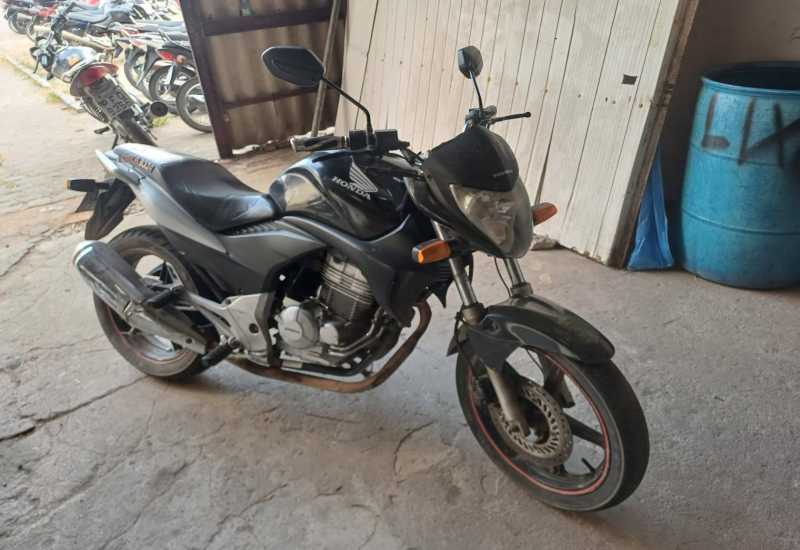 LOTE 007 - HONDA CB 300 R 2010